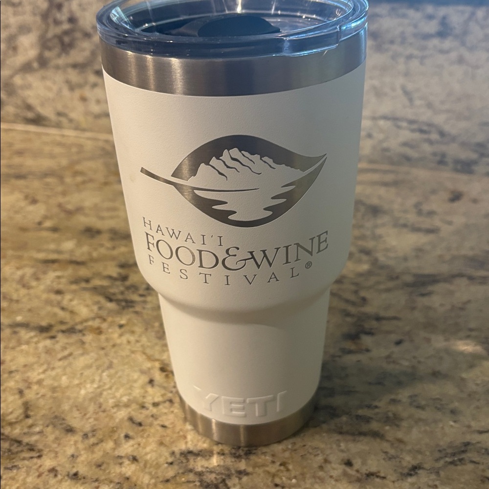 Yeti Rambler 30oz tumbler with lid - Picture 3 of 4